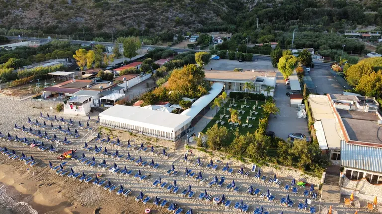 Il Villaggio Turistico Internazionale visto dall'alto, con la spiaggia di Gaeta davanti
