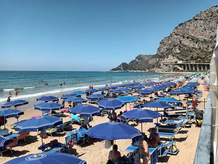 La spiaggia di Gaeta con ombrelloni e lettini davanti al villaggio